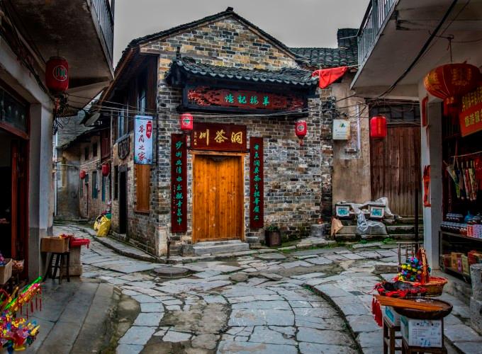 杨幂最新机场私服,粉色新中式棉服,时尚又保暖,软糯粉色小幂